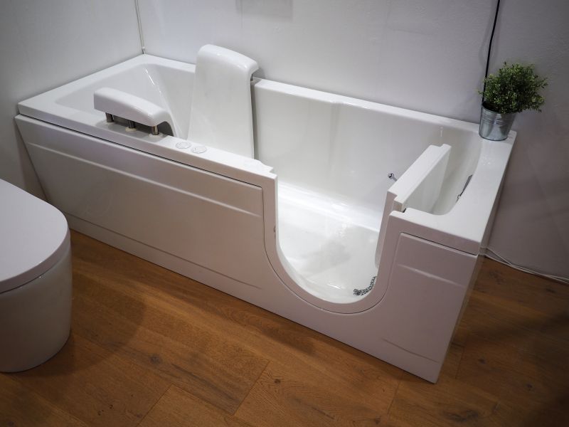 Accessible Tub with Features